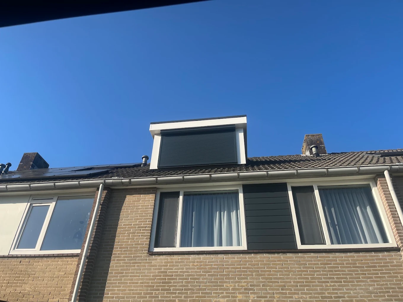 Dakkapel met donkere gevelbekleding