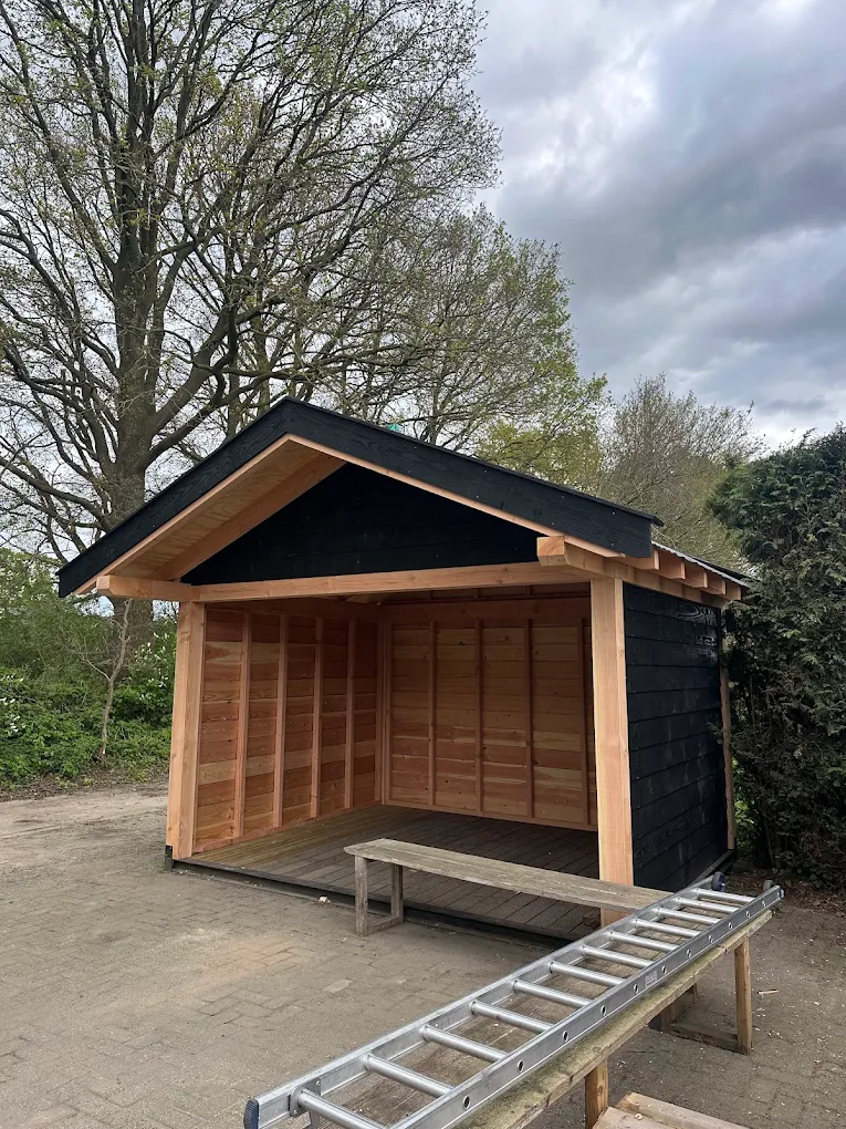 Houten overkapping in aanbouw